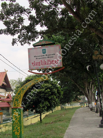 Pkb_museum_trotoar.jpg